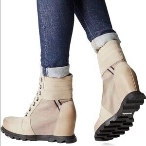 SOREL Joan of Arctic Wedge III Lexie Boots Omega
Taupe